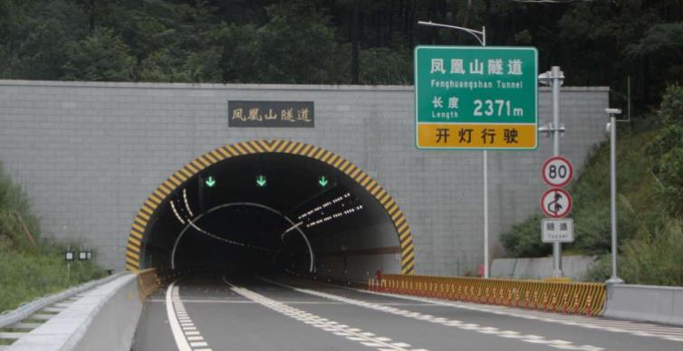 高速隧道口新增的"问号灯泡"啥意思?交警:不懂被扣分别喊冤枉