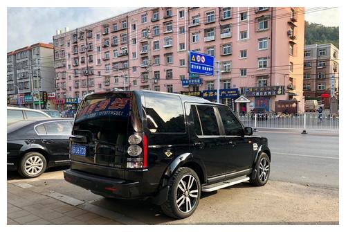 路虎司机脾气真大!当街掐着出租车司机就打,还用扫堂腿摔跤