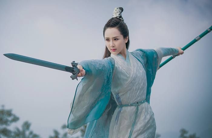 古装剧里的拿剑姿势，古力娜扎眼神出戏杨幂有气场，图六13年经典