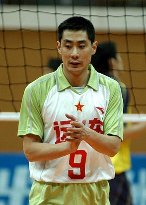 八一男排主帅拿球砸队员 排协必须严惩球场暴力 陈方