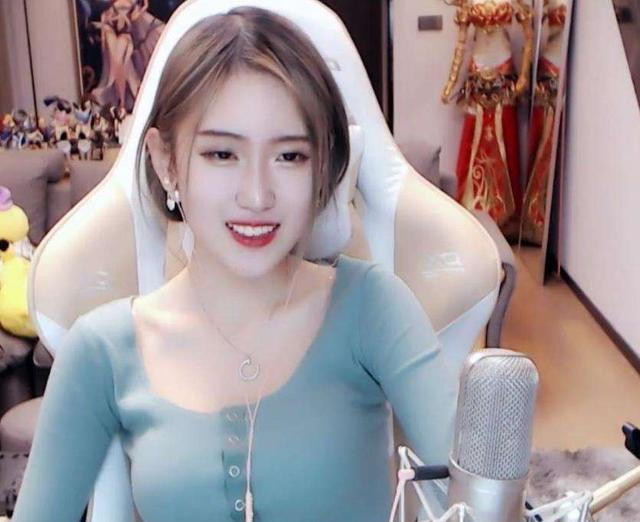 腐团和10个男粉线下聚会,"现场出现一个道具