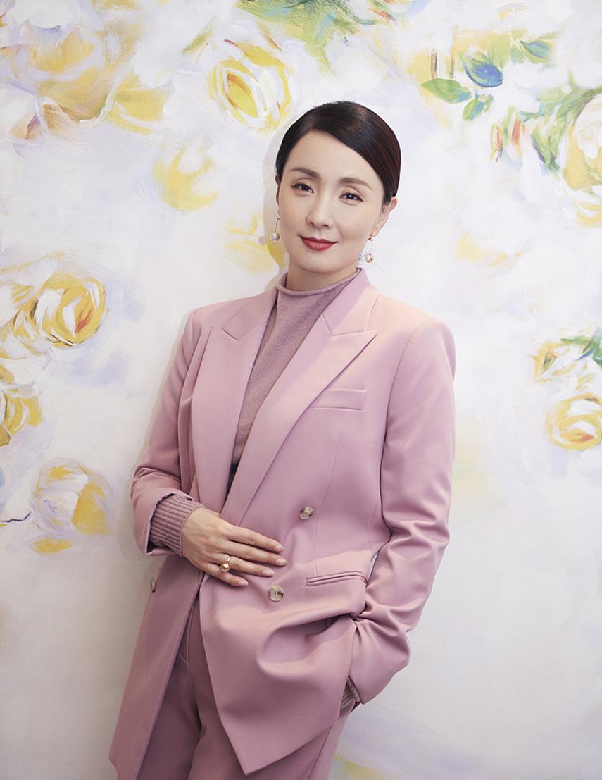 47岁陶虹穿粉色西装好美!粉色西装搭配小高领,整个人都温柔起来
