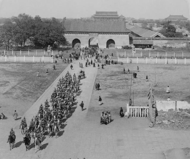 1954年拆除的中华门:曾是国门,规格极高,图9太监在门前等溥仪