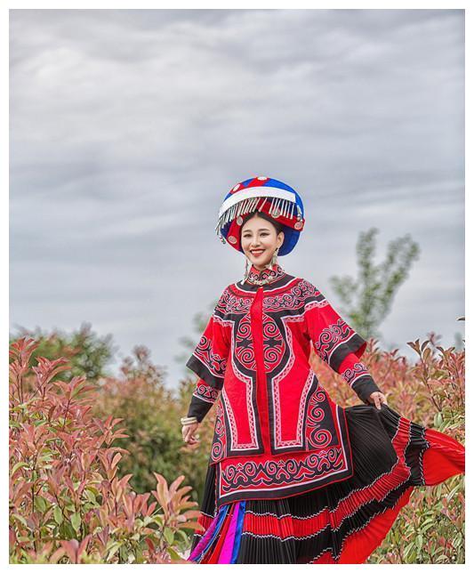 美女穿上彝族服饰非常美丽