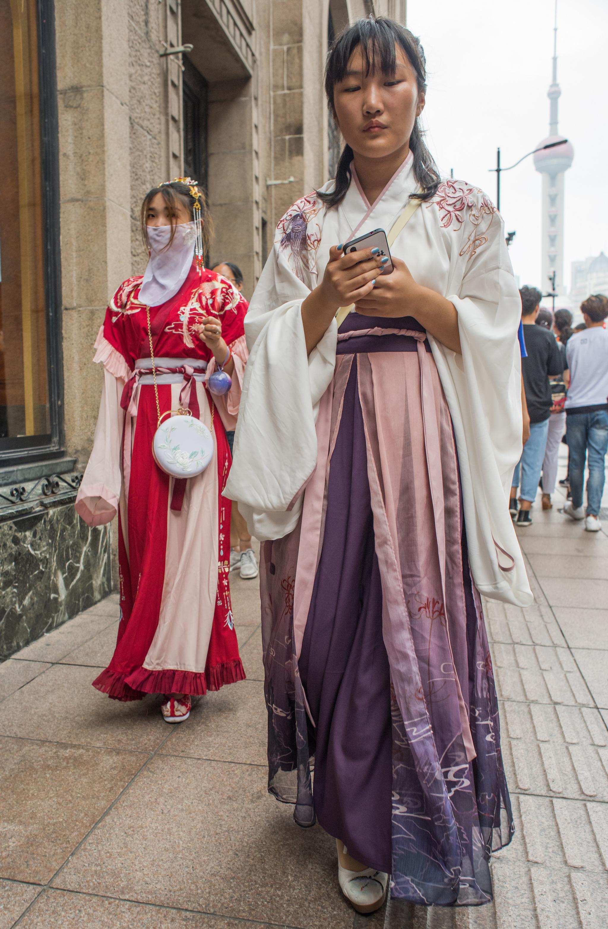 街头上的奇葩cosplay雷人造型 是梁静茹给了她们“勇气”|梁静茹|汉服|勇气_新浪新闻