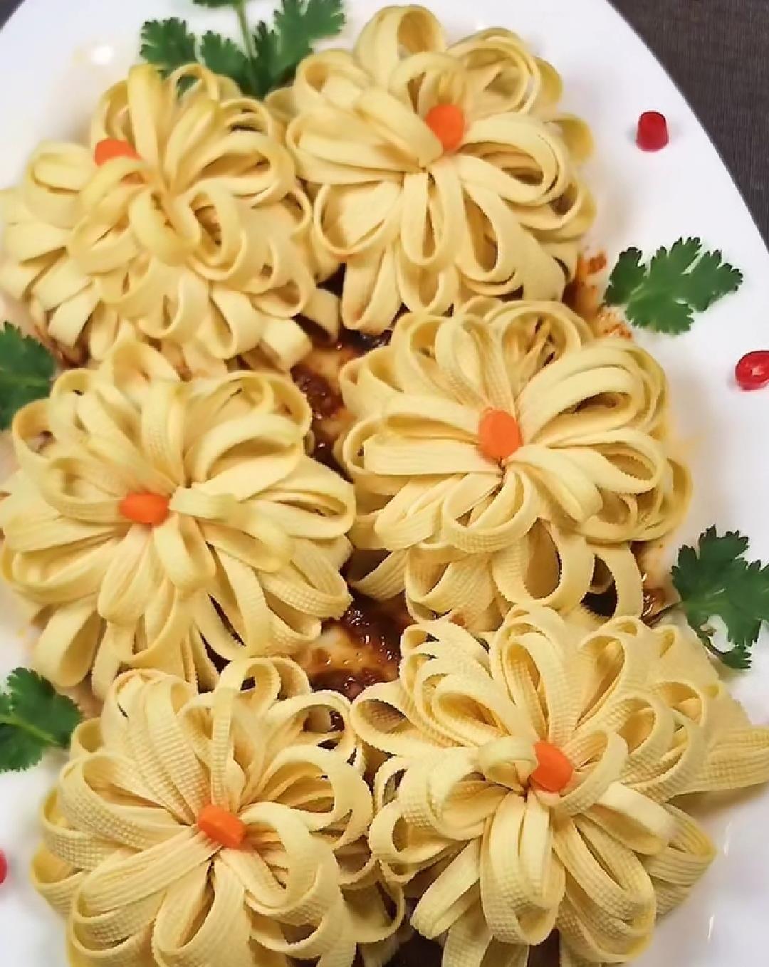 先将干豆腐一切两半;然后再对折切成小窄条,一面别切断;接下来把它从