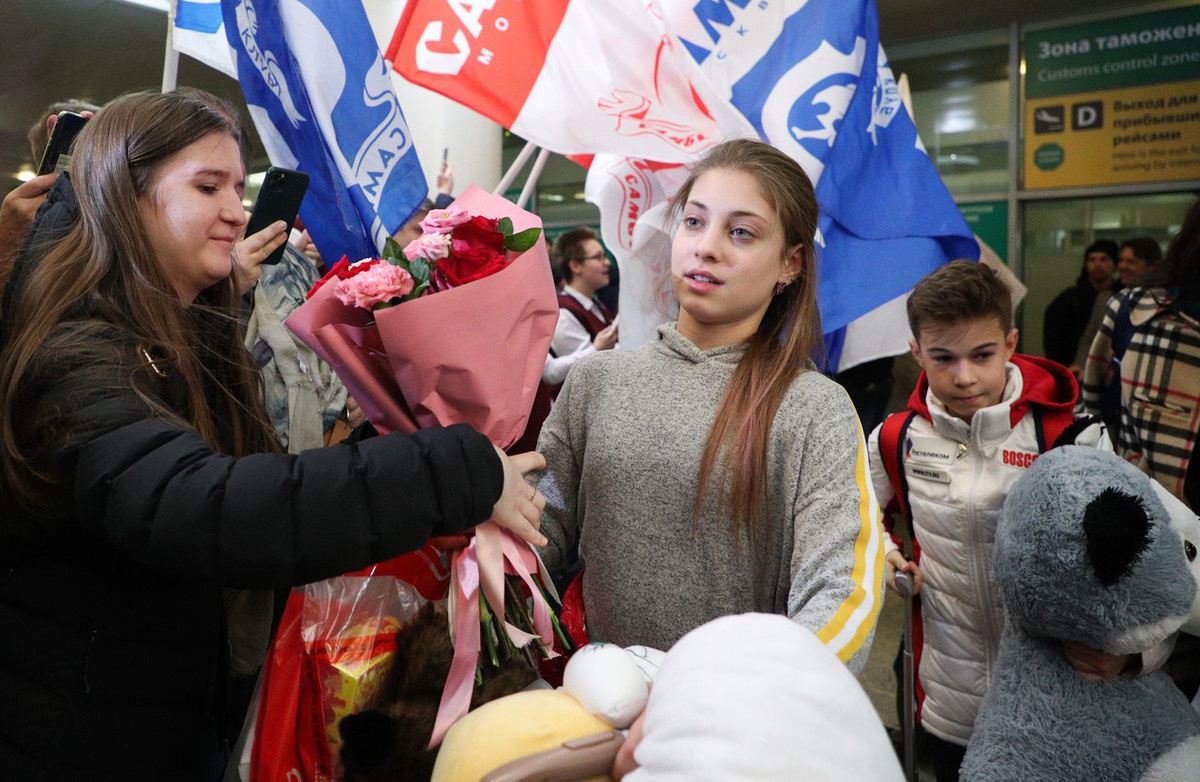 俄罗斯花滑代表团满载而归,在机场收到热烈欢迎