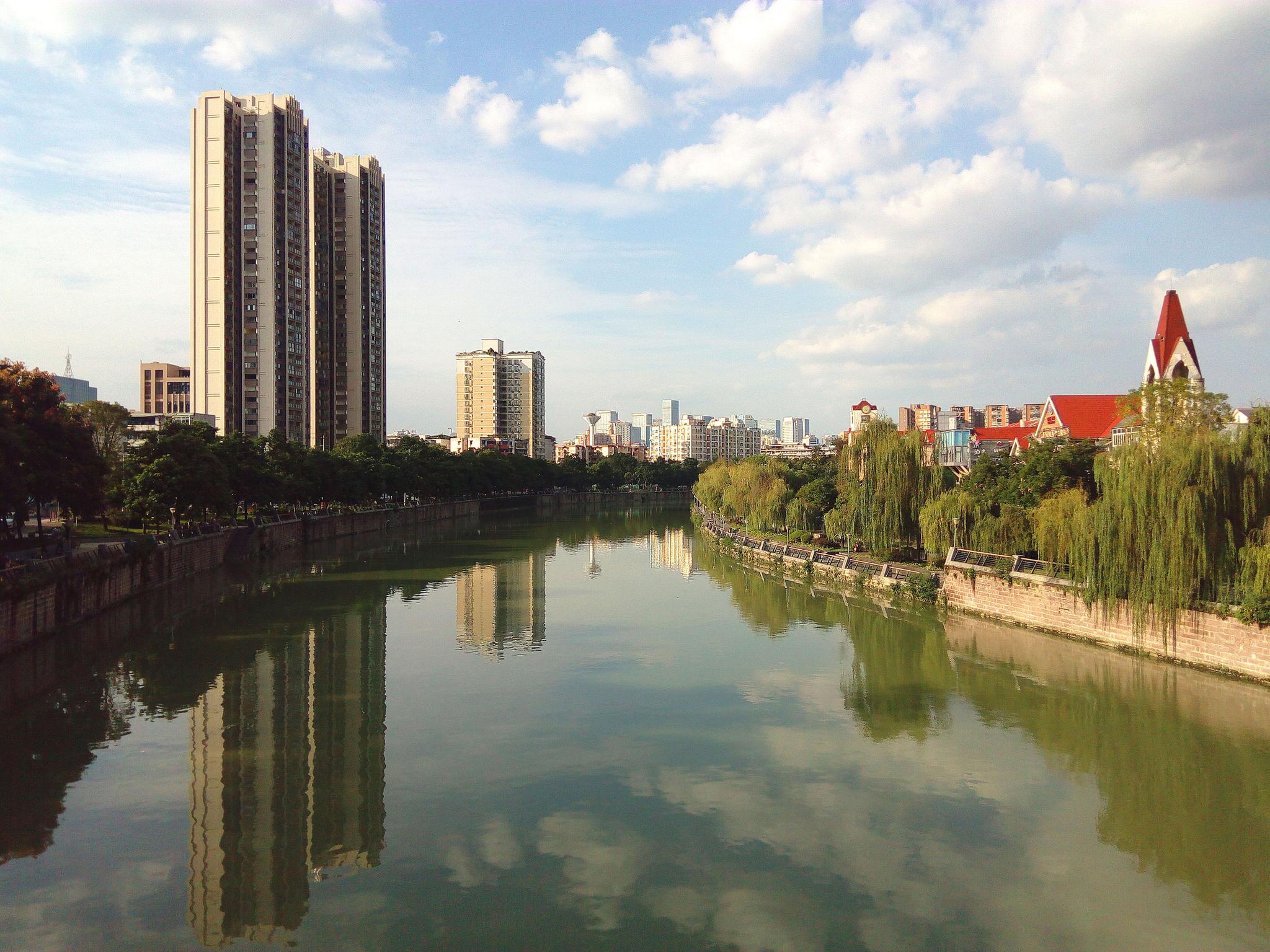 这里是四川省成都市,这里是成都市府南河新九眼桥河段的美丽城市水岸