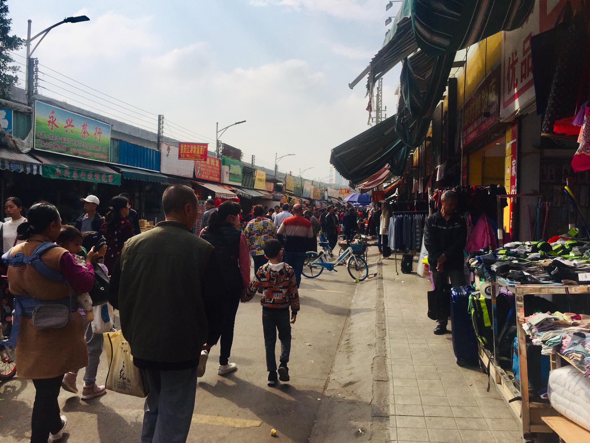 十四村农贸市场,有一处代宰杀鸡鸭,剔毛洗净的排档,更受居民青睐