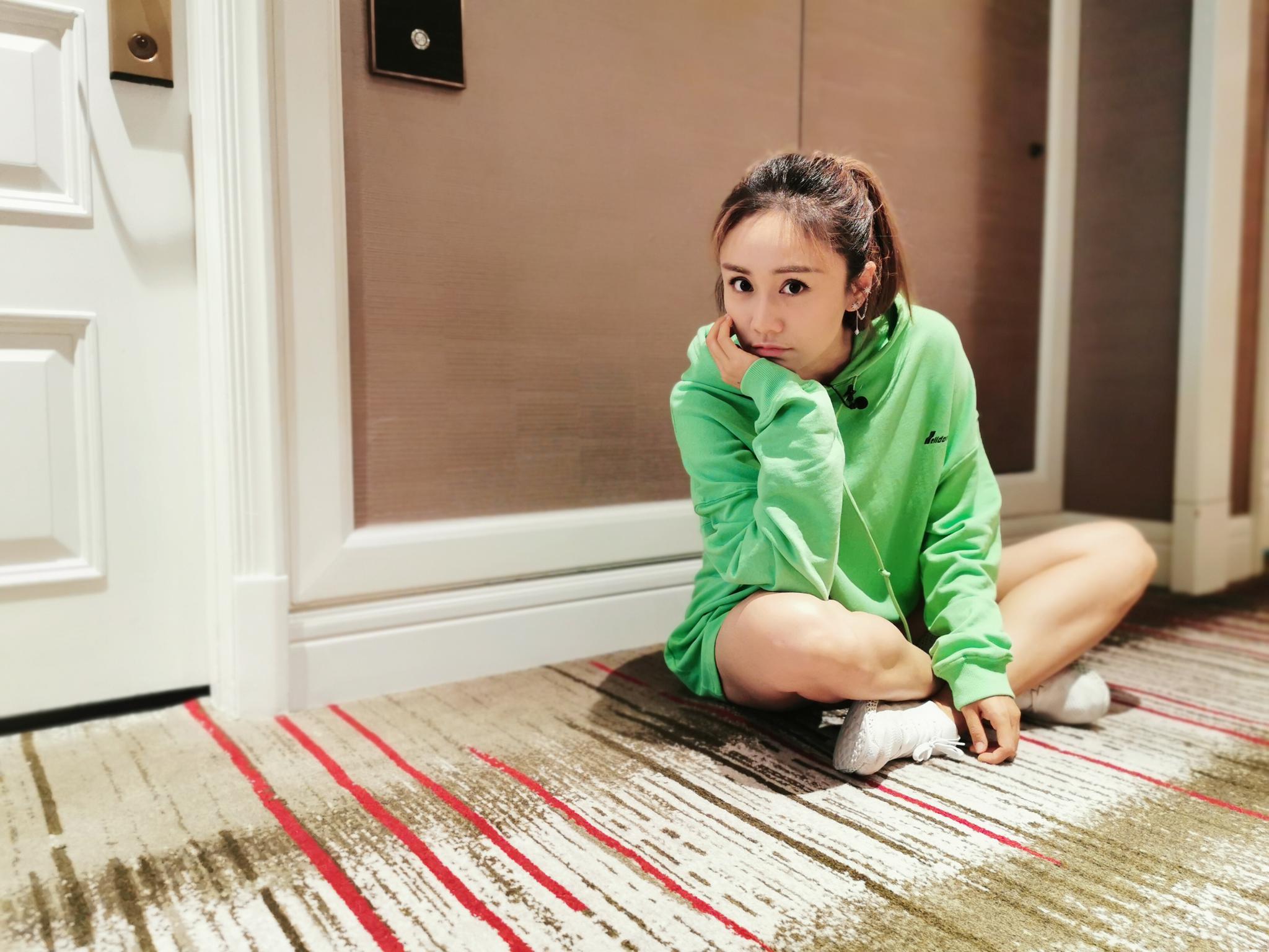 刘芸微博晒美图糖果色卫衣青春减龄少女感十足