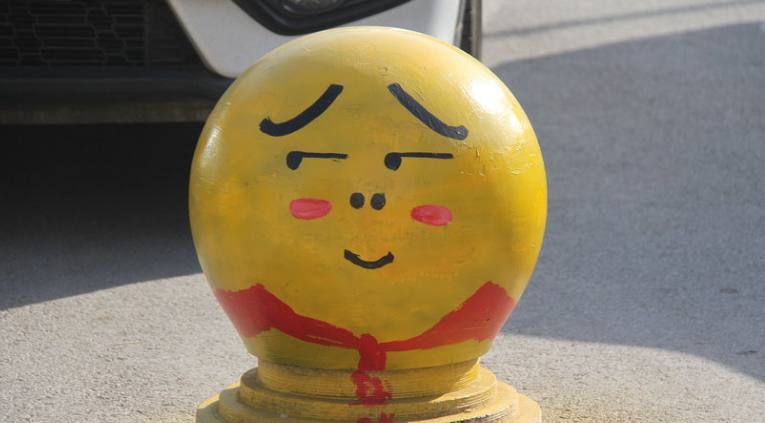 济南某高校学生石墩涂鸦,q版搞笑表情包火爆朋友圈
