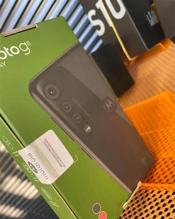 摩托罗拉motog8play真机上手图曝光4000mah62英寸水滴屏