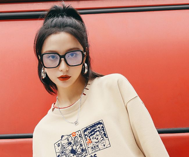 元气美女,马尾辫黑框眼镜休闲装时尚写真,清纯可爱