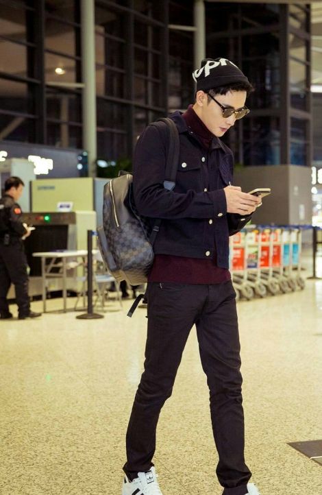 帅气的罗晋用演技"说话",38岁的他与唐嫣结为夫妻,穿搭休闲