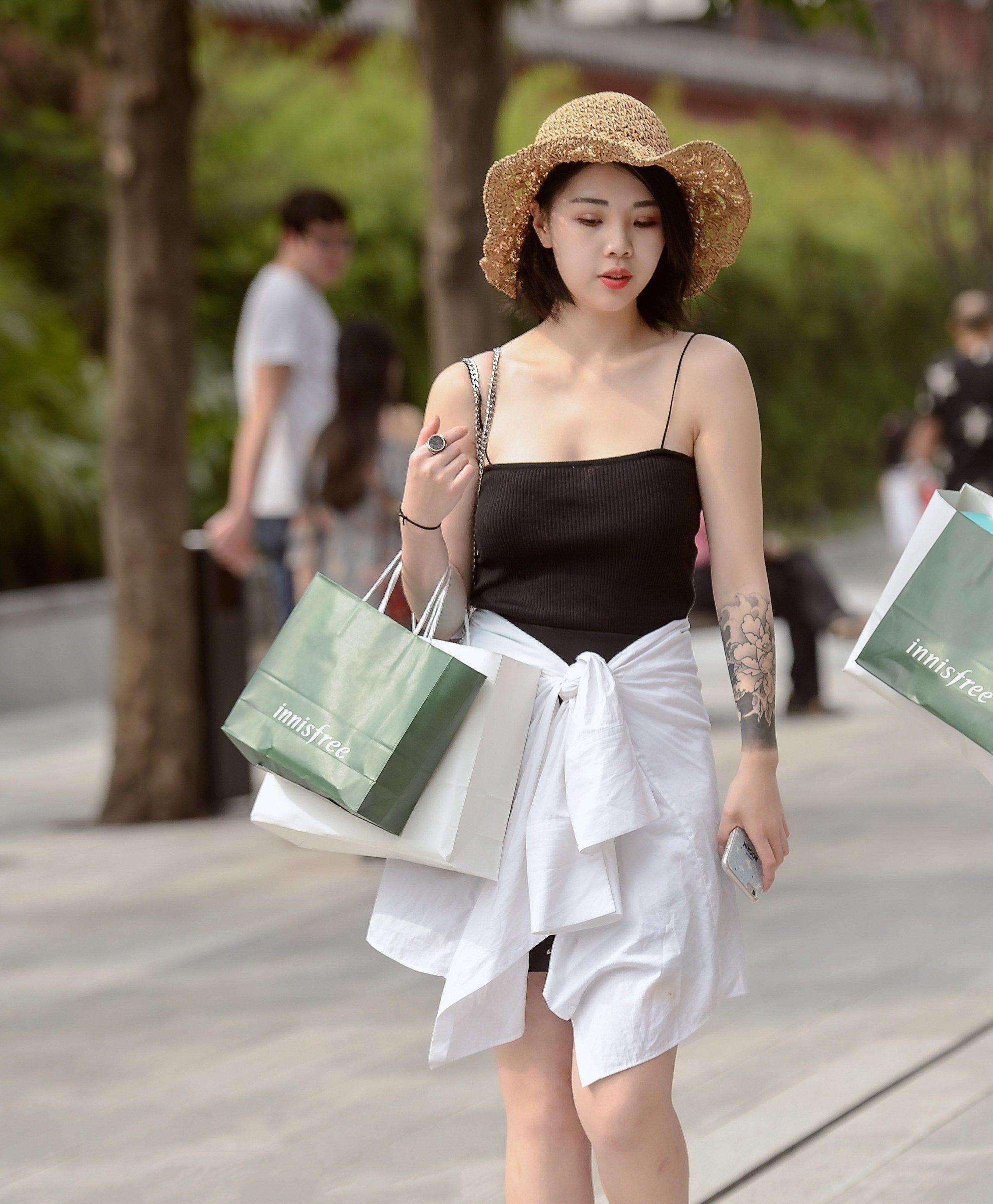 街拍:丰满上围的美女,穿低胸装蹲下身的瞬间,让人大饱眼福!|低胸装|眼福|美女_新浪网