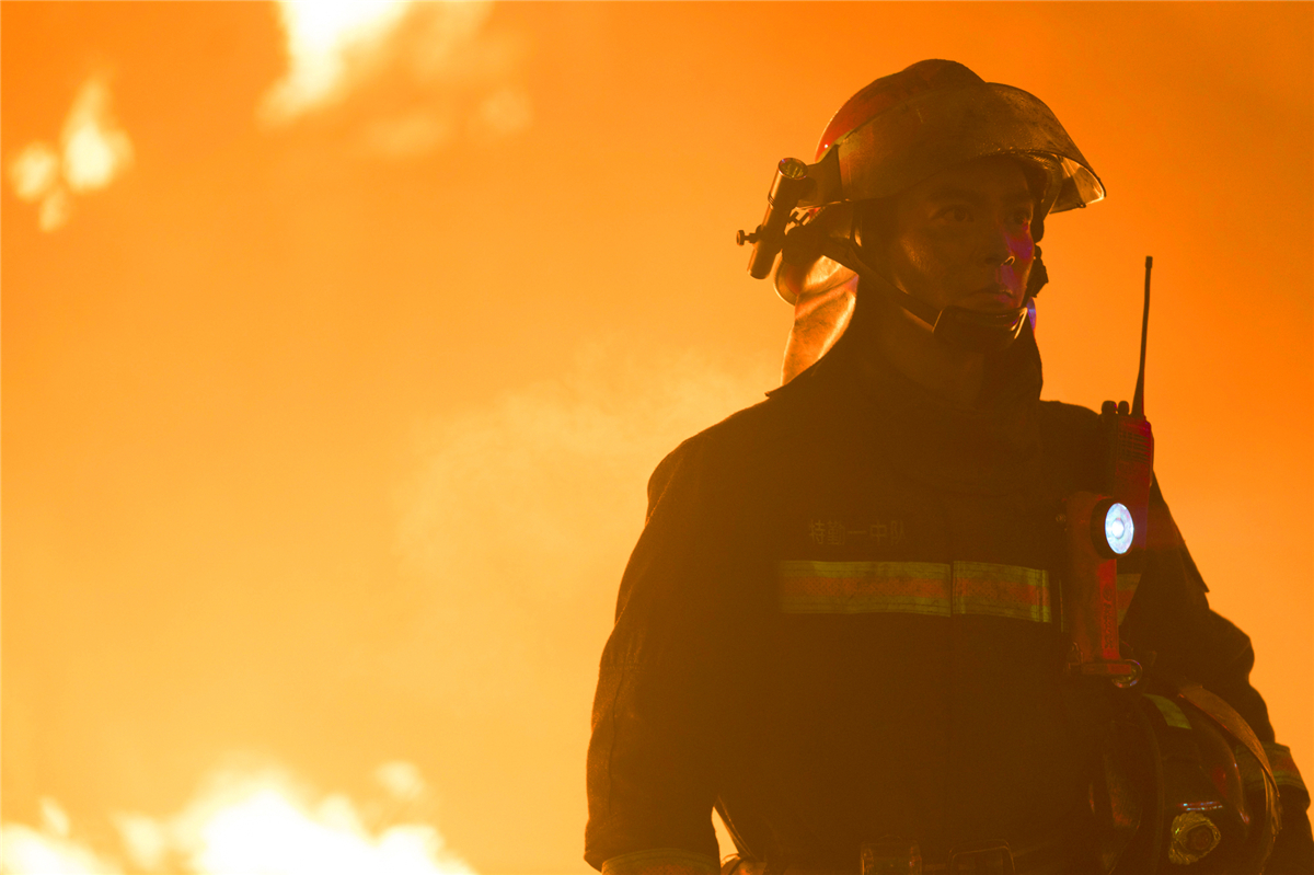 杜江献唱《烈火英雄》礼赞曲 含泪敬礼《向火而行》消防员