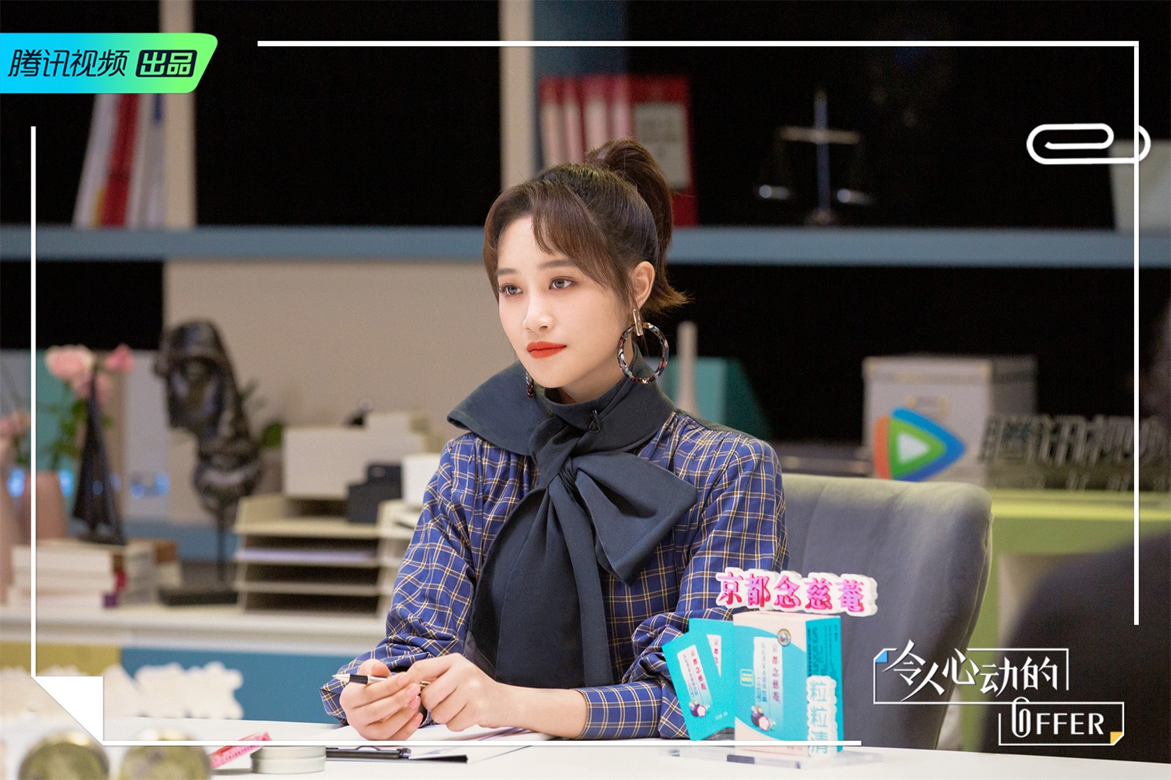 蓝盈莹令人心动的offer频频落泪大蝴蝶结衬衫点亮冬日温暖