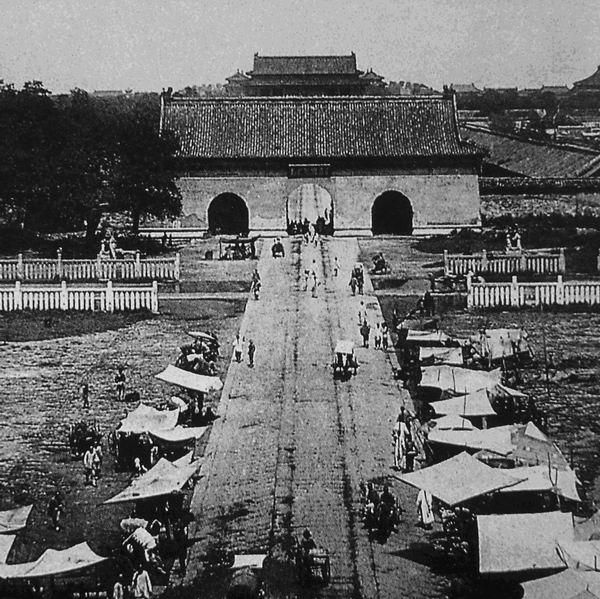 1954年拆除的中华门:曾是国门,规格极高,图9太监在门前等溥仪