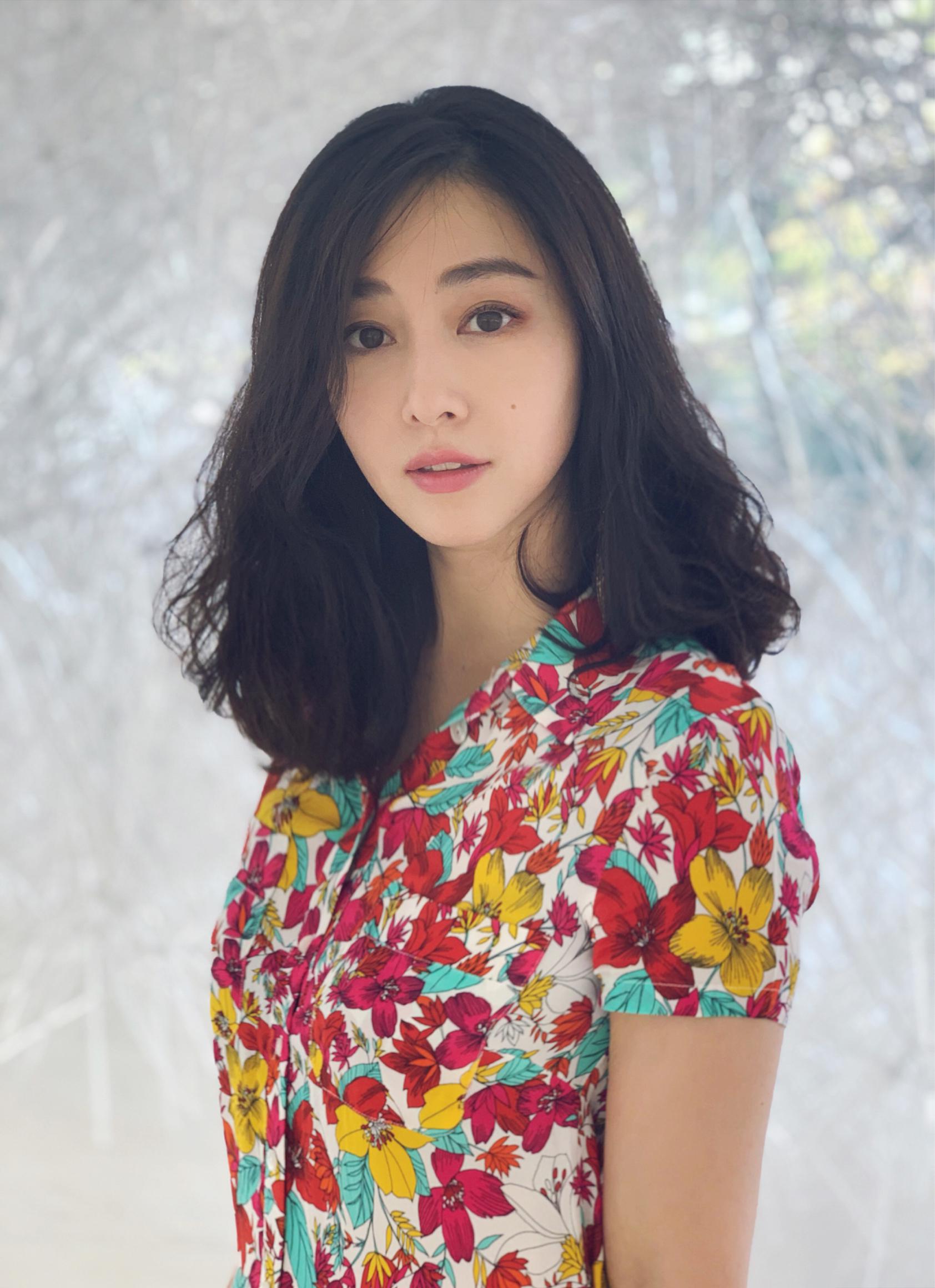 慵懒出街!jj贾晓晨碎花长裙开启超甜仲夏