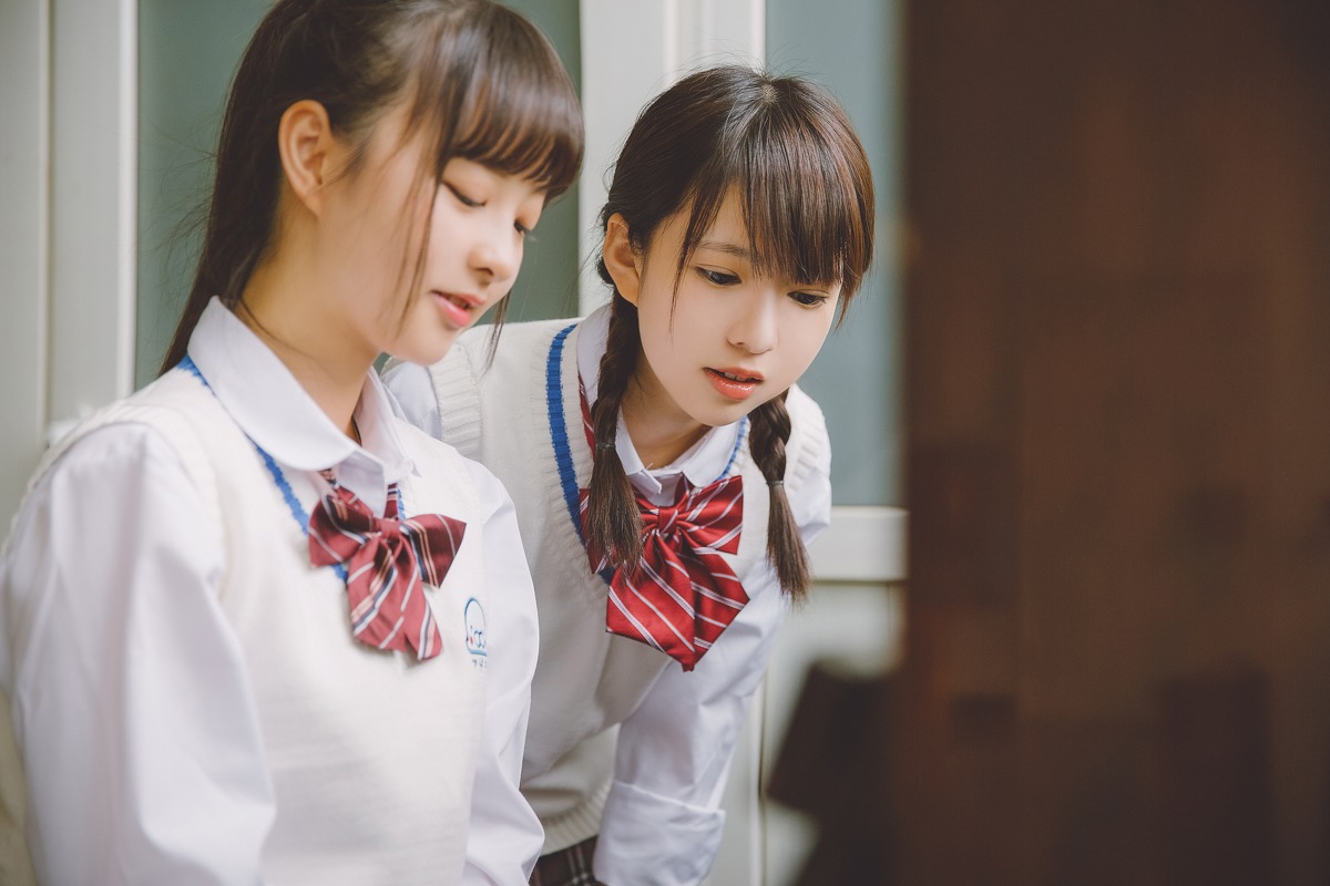 马尾辫清纯姐妹花学生装迷你裙秀美腿