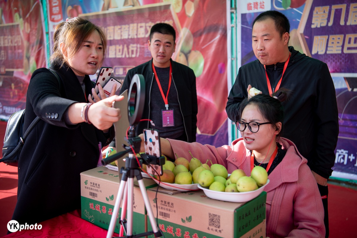 互联网经济下的新果农:做主播卖水果,直播时曾吃水果吃到拉肚子