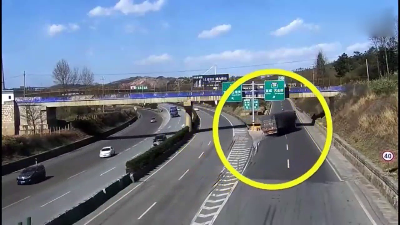 监拍:送菜小车渡口欲过江 不料突然失控直冲江中 致车上1人遇难