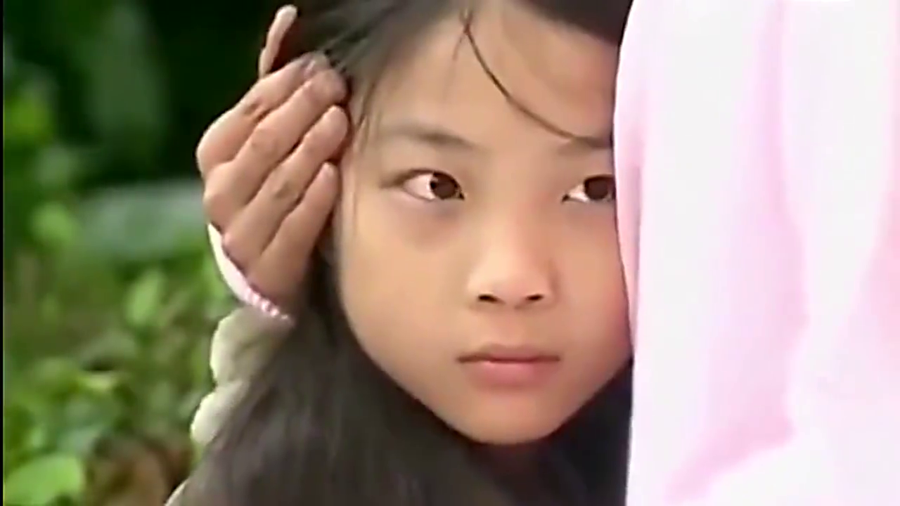 阴阳眼小女孩,在路上看到送葬的队伍,结果被小男孩欺负