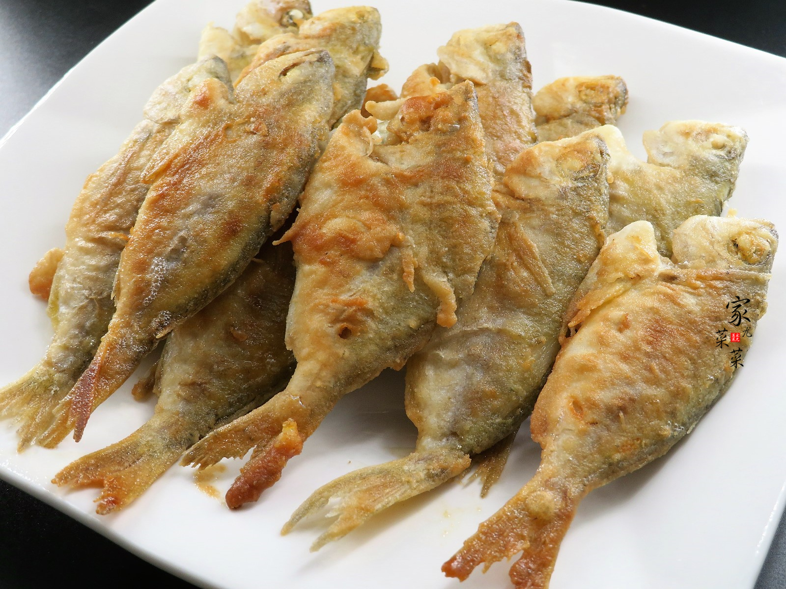 煎鱼有妙招,不破皮不粘锅,外酥里嫩,比炸鱼她像个华丽到极致的