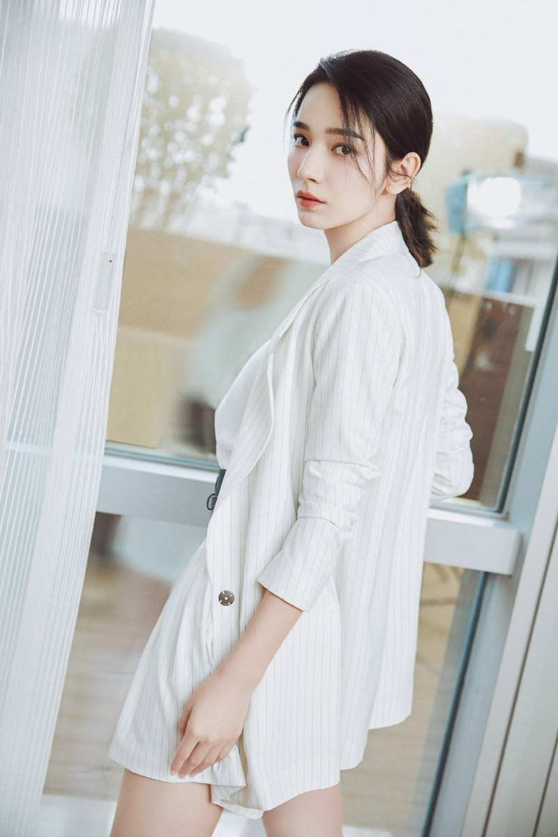 女演员代斯清爽利落优雅写真