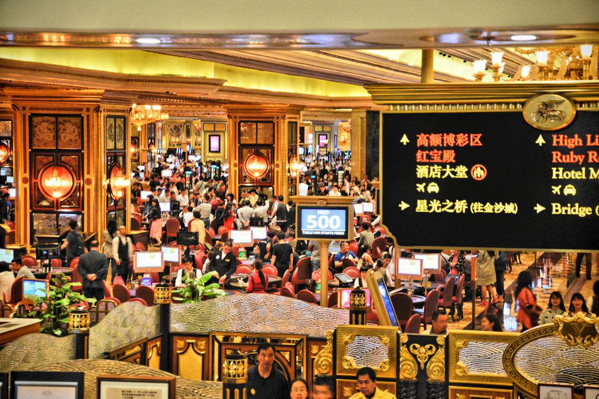 这个城市里有一个赌场的规模可以说是相当的有排面,光是服务生就安排