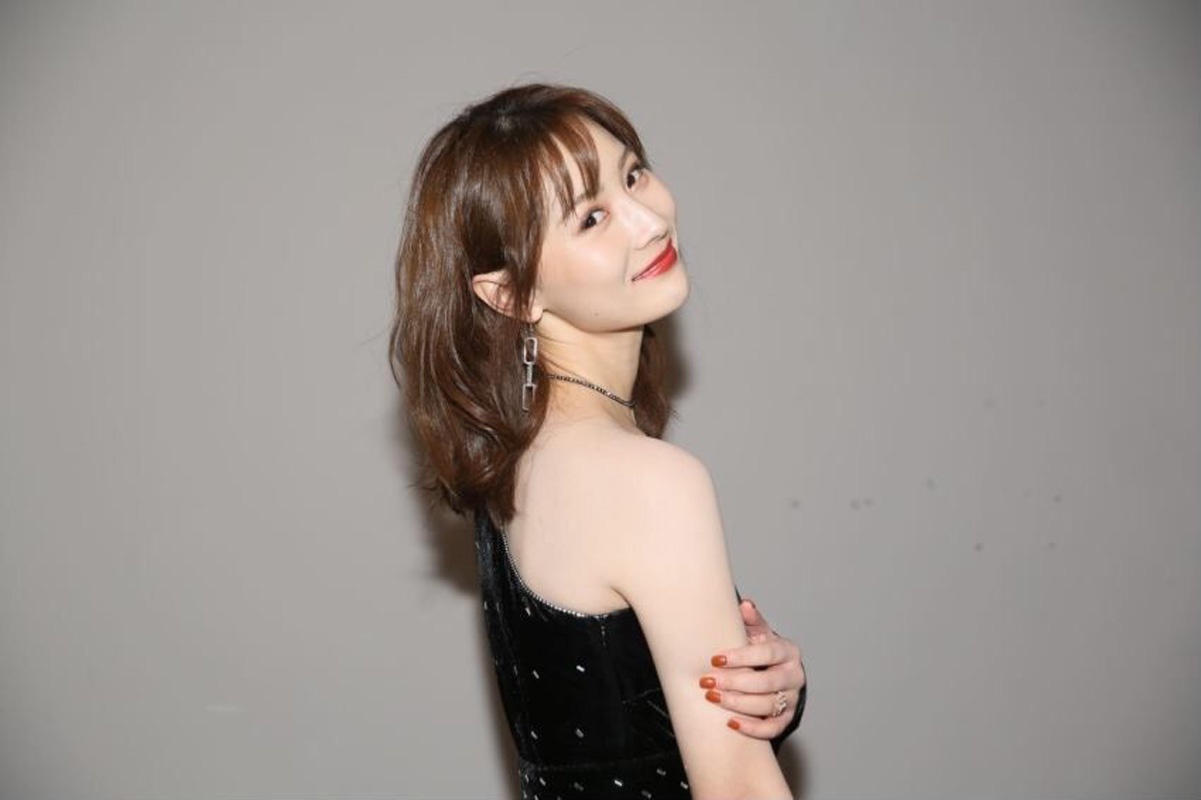 张维娜《剑王朝》饰演白山水 斜肩礼服性感写真图片!_高清图集_新浪网