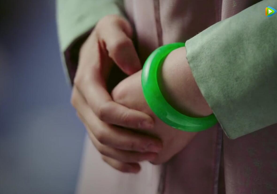 古装剧女子也特别爱秀她们的镯子,尤其是那些上演女人之间勾心斗角