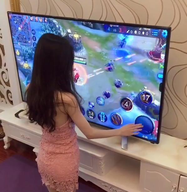 王者荣耀妹子这样跪着玩王者膝盖不会痛吗