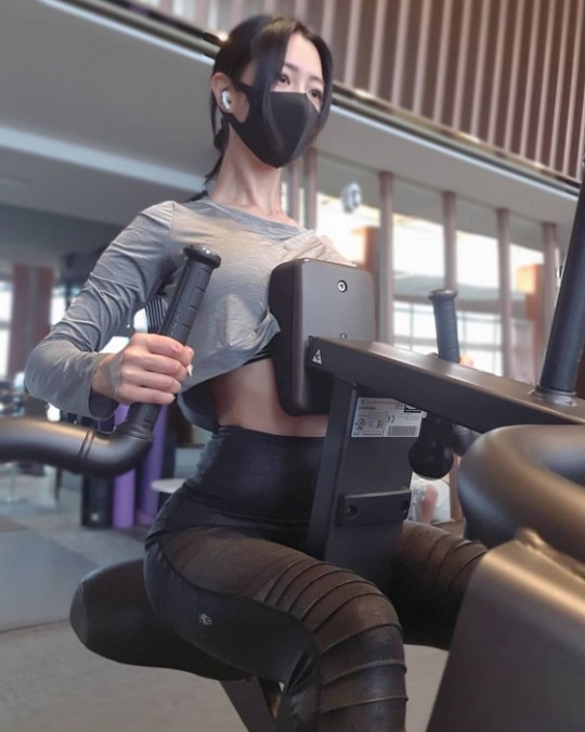韩国女艺人Clara社交网站发健身房运动照秀身材