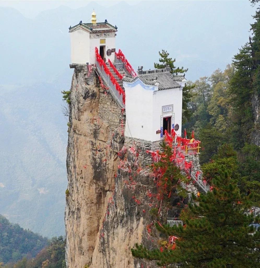 中国最险的8大寺庙伫立悬崖千年最后一座至今无人登顶