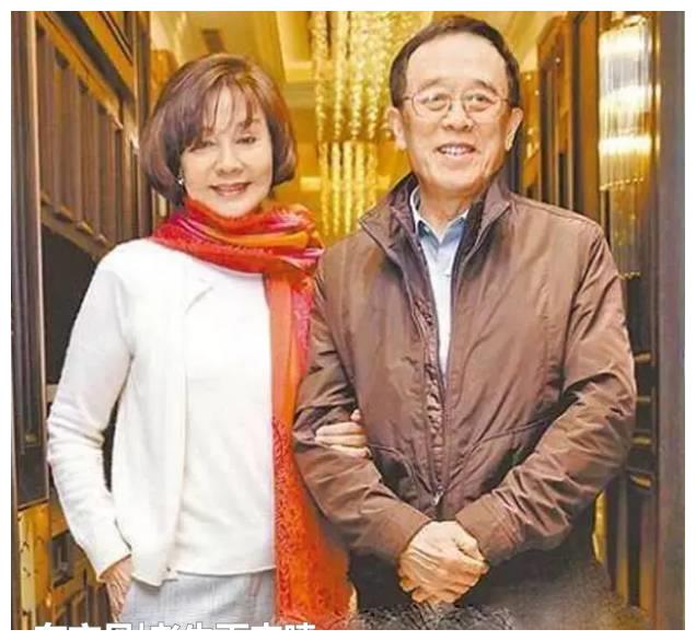 而我們今天要說的這位也是與初戀結婚至今已經54年,她就是歸亞蕾.