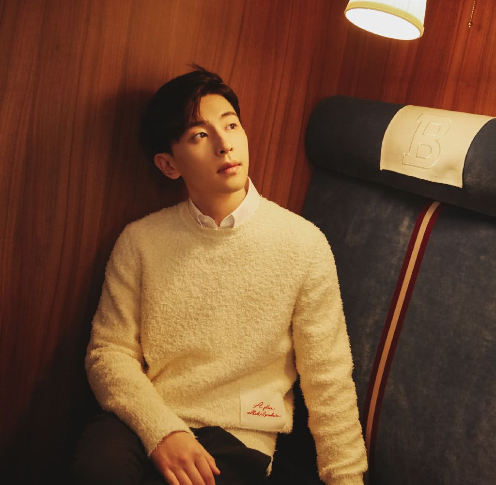 邓伦身穿一袭大衣自带贵公子范啊,暖男魅力十足,羡慕大长腿啊