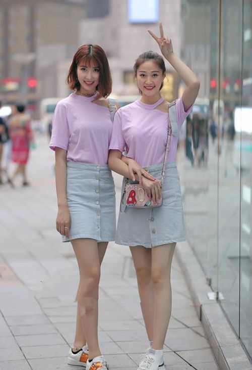 街拍:微胖姐妹花不愧是好姐妹都有白皙稚嫩大长腿,图3优雅端庄|姐妹花