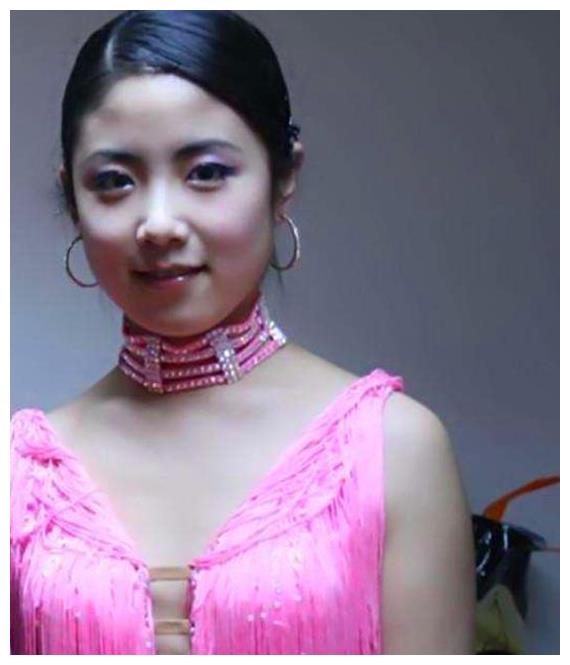 赵本山将她捧红,因拒绝饭局遭雪藏,隐退回农村当老师过成这样