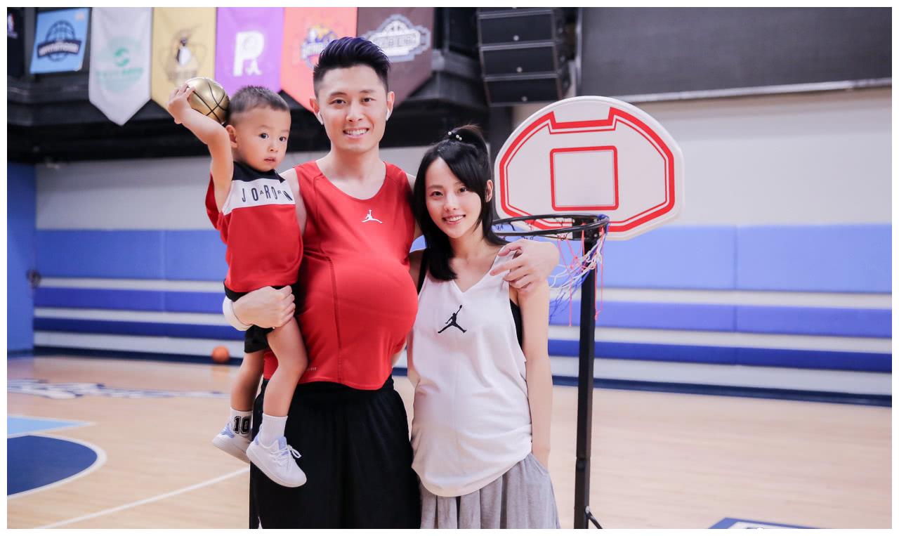 张嘉倪怀孕6个月四肢仍纤细,老公晒照秀恩爱,与老婆一起挺大肚