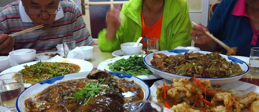 南方人到雪乡吃饭,点了一道菜却要上百元,上菜后却觉得赚大了