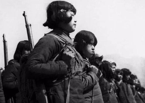 抗日战争老照片图五正在点烟的日军军官图六正在训练的女战士