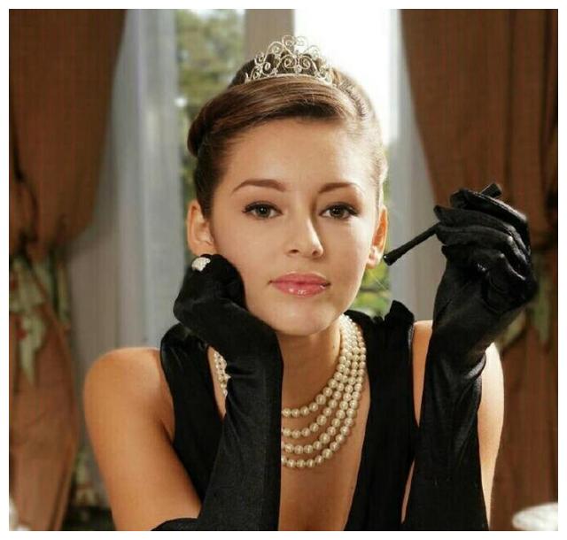 英超著名的足球宝贝,身体的每一部分都是纯天然,身材不输卡戴珊