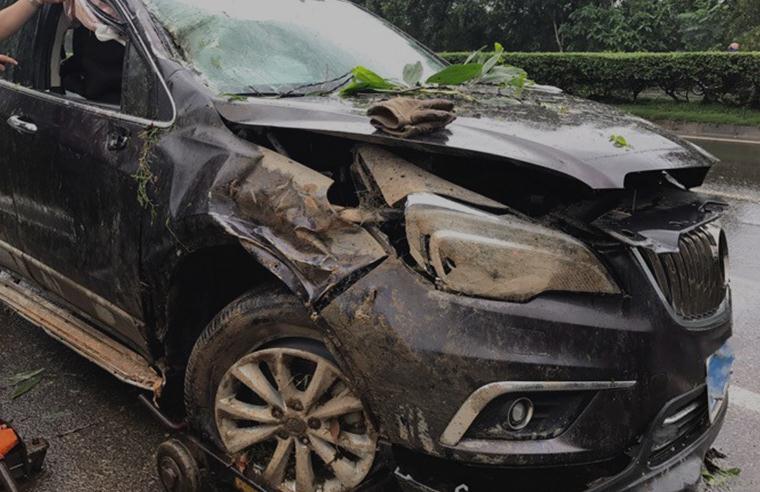 美系别克撞上日产奇骏,一场车祸看出两辆车的质量,网友:差距一