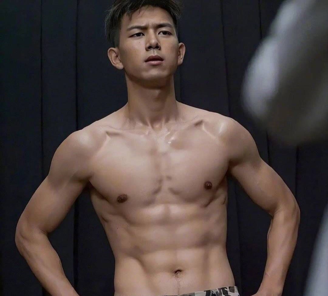 李现腹肌照感受一把 凹凸匀称紧致有形 现男友这腹肌令人爱了