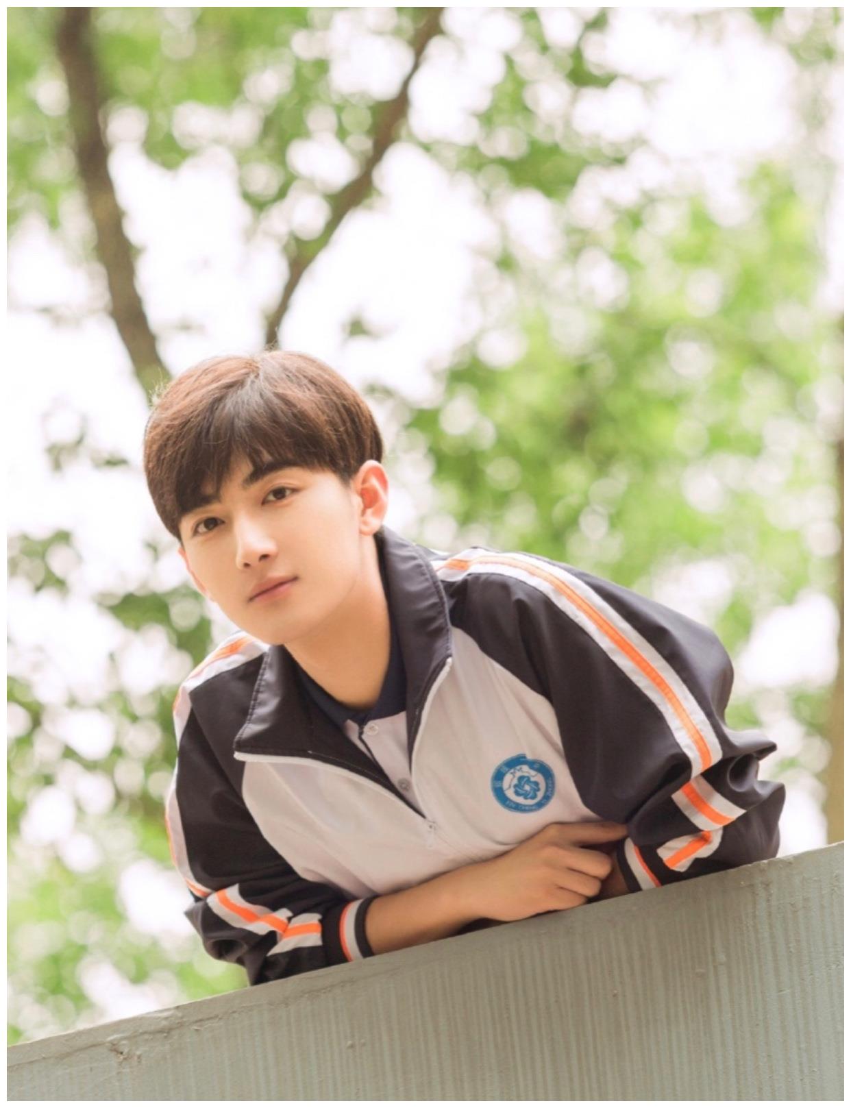 散打女侠"顾小满与"清冷学霸"左岸在追爱路上彼此靠近却也笑料不断的