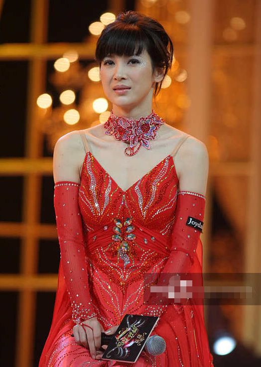 童蕾一袭艳丽“西域长裙”配淡妆,竟有一种和谐美,你心动了没?|童蕾|西域|淡妆|和谐|女演员_新浪新闻