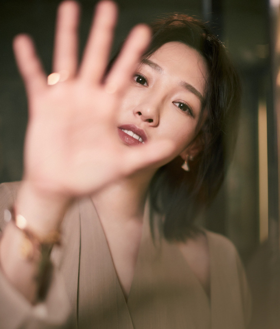 白百何裸色套装亮相尽显知性干练