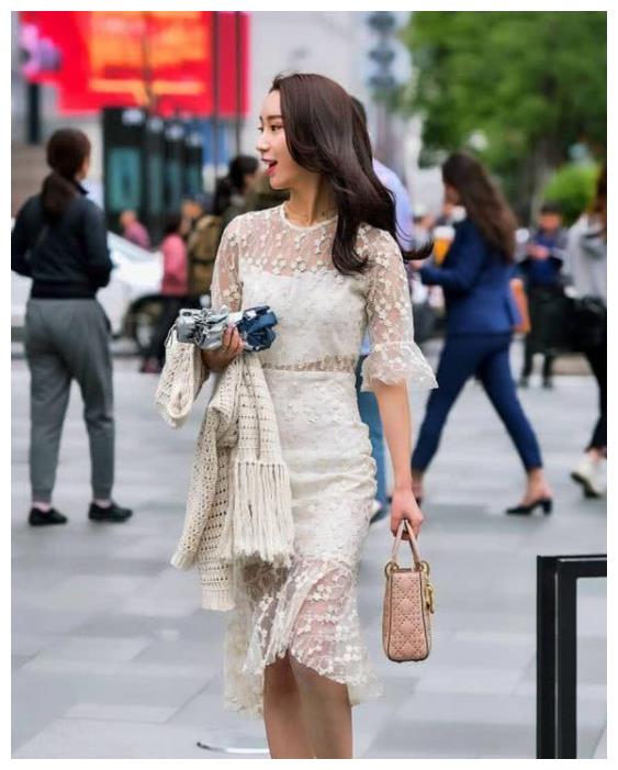 街拍:如花似玉的美女,一条白色的蕾丝连衣裙,时尚优雅女神范