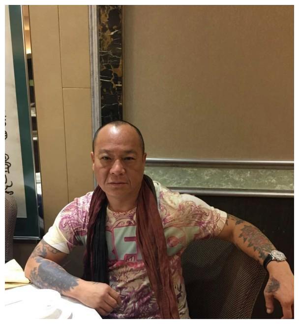 因妻子一句话他脱离黑社会,靠200港元北上打拼,赚得金盆满盈|吴志雄